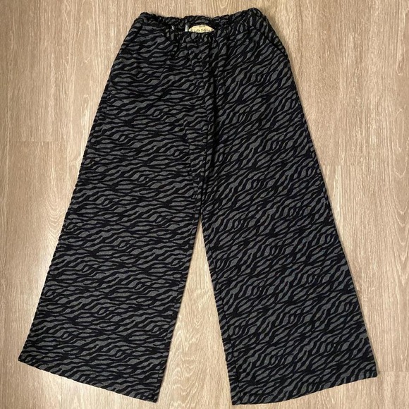 Grey and black‎ zebra print wide leg pants - Picture 1 of 4